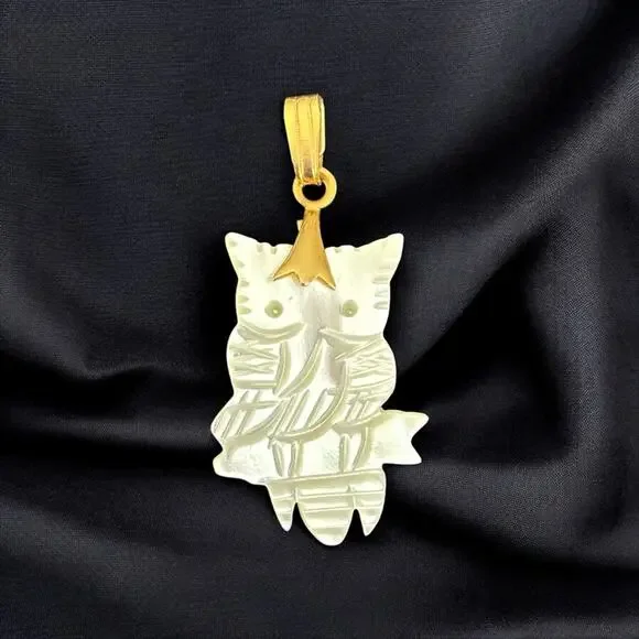 Vintage 80s owl mother of pearl carved pendant - Picture 1 of 4
